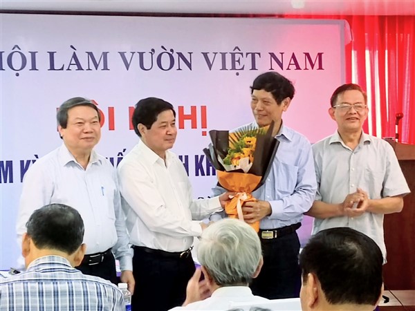 Tặng hoa cám ơn Nguyên Chủ tịch Hội - ông Nguyễn Xuân Hồng
